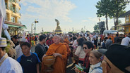 แน่นริมโขง! ผวจ.นครพนม นำพุทศาสนิกชนตักบาตรเทโวโรหณะ ลานพญาศรีสัตตนาคราช สืบสานประเพณีออกพรรษา