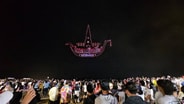 มหกรรมไหลเรือไฟจัดได้ยิ่งใหญ่! โดรน 800 ลำเนรมิตฟ้าเหนือโขง นักท่องเที่ยวนับหมื่นแห่ชม ท่าอุเทน–ปลาปากคว้าแชมป์เรือไฟปี 69