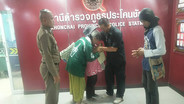 จบด้วยดี! ตร.เจ้าหนี้ยอมคืนที่นาและยกหนี้ที่เหลือให้ครอบครัวพิการ 6 ชีวิต หลัง &ldquo;ผกก.&rdquo;ร่วมหลายฝ่ายช่วยเหลือไกล่เกลี่ย