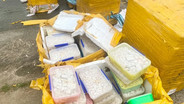 ตราดจับ 2 ชาวกัมพูชาลอบขนอาหารทะเล 5.1 ตันทางเรือ ยึด 66 กล่องกลางน่านน้ำชายแดนคลองใหญ่