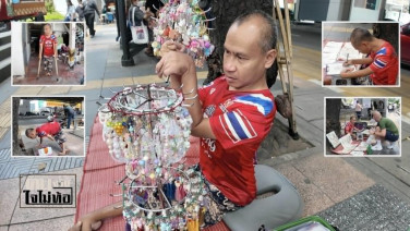 พิการกายใจสู้! “พี่หล้า” แม้แขนขาพิการ มือใช้งานได้ข้างเดียว ไม่ท้อ สู้วาดภาพ-ทำพวงกุญแจขาย หารายได้เลี้ยงชีพและดูแลพ่อแม่ชรา!