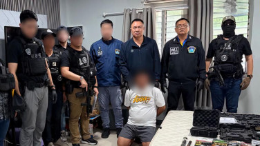 นึกว่าคลังแสง! รวบหนุ่มกรุงเก่า ซุก AR-15 10 กระบอก ยึดกระสุน 5.56 กว่าพันนัด อ้างสั่งซื้อจากต่างประเทศ