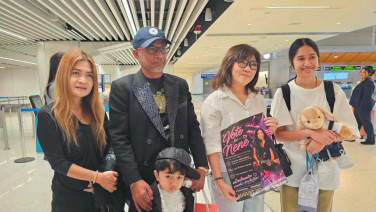 “น้องเนเน่” ควงครอบครัวบินกลับภูเก็ต! คนไทยในอเมริกา-แฟนคลับแห่ส่ง ถึงสนามบินภูเก็ตคืนนี้ 21.35 น.