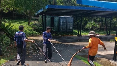 “โคตรตัวเงินตัวทอง” บุกสำนักงานอัยการ ต้องใช้เจ้าหน้าที่ถึง 3 คนล้อมจับ ก่อนปล่อยคืนป่า