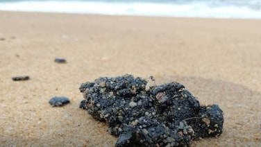 ภูเก็ตผวา! พบก้อนน้ำมัน-คราบน้ำมันเกยชายหาดไม้ขาว เร่งตรวจสอบหวั่นกระทบท่องเที่ยว