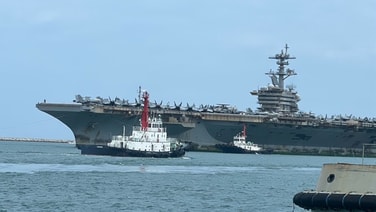 (คลิป) สื่อไทย-เทศเกาะติด! &ldquo;USS Abraham Lincoln&rdquo; เข้าเทียบท่าแหลมฉบังแล้ว กำลังพล 5,000 นายทยอยขึ้นฝั่ง มุ่งหน้าพัทยา