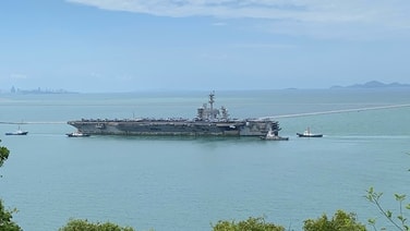 สื่อไทย-เทศเกาะติด! “USS Abraham Lincoln” เข้าเทียบท่าแหลมฉบังแล้ว กำลังพล 5,000 นายทยอยขึ้นฝั่ง มุ่งหน้าพัทยา