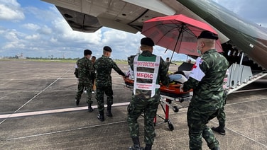 ส่งตัวทหารเหยียบกับระเบิดรักษาต่อ รพ.พระมงกุฎเกล้า ขอบคุณนายกฯและคนไทยที่เป็นห่วง