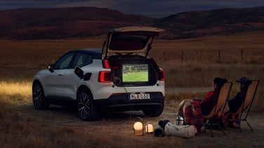 Volvo EX30 เพิ่ม V2L ใช้แบตเตอรี่รถจ่ายไฟสำหรับแคมป์ปิง–เครื่องชงกาแฟได้แล้ว
