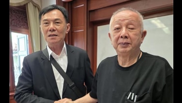 ฮือฮา! "คุยทุกเรื่องกับสนธิ" โพสต์ภาพคู่แขกพิเศษ ยืนจับมือ "สนธิ ลิ้มทองกุล" ที่บ้านพระอาทิตย์