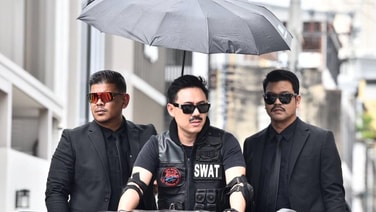 คอนเทนต์มาเต็ม &ldquo;ตั้ม&rdquo; ติดหนวด-ใส่เสื้อ SWAT พร้อมบอดี้การ์ด ไปสมาคมคนตาบอด บี้ปมโควตาสลากผู้พิการ อ้างถูกผู้มีอิทธิพลแย่งสิทธิ์