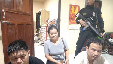 หญิงโพนพิสัยอุ้ม 2 หนุ่มจีนลอบข้ามโขงเข้าบ้าน พบพาสปอร์ตปลอม-สารภาพถูกจ้างมาขนทอง