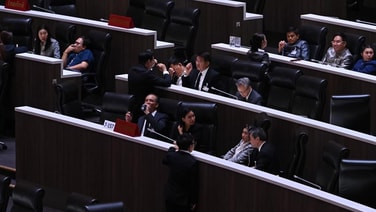 3 พรรคใหญ่เปิดศึกป้ายตัวเลขกลางสภา จับตา กกต. ชี้ชะตาคดีร้อน