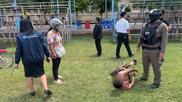 ระทึกอีก! ชายคลั่งถือเหล็กปีนรั้วเข้าโรงเรียนหล่มสักวิทยาคม โชคดีครูเห็นรุมสกัด-แจ้ง ตร.คุมตัวทัน