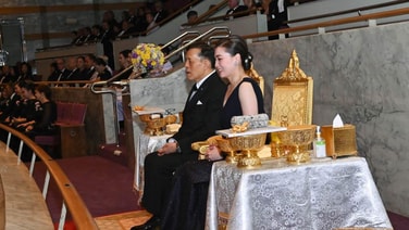 ในหลวง-พระราชินี ทอดพระเนตรการแสดงบัลเลต์ เรื่อง “โรมิโอ แอนด์ จูเลียต”  ถ่ายทอดความรัก ความขัดแย้ง ผ่านบทสรุปอันตราตรึง