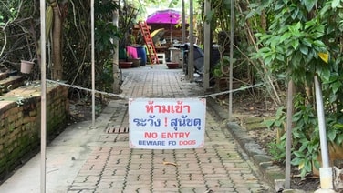 ดรามาไม่จบ! ลูกศิษย์ “สมีโชติ” เบิ้ล จยย.สนั่นวัด-ตะโกนด่านักข่าว ก่อนคนงานคว้าเหล็กไล่ ตร.ต้องเข้าระงับเหตุ