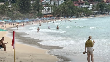 นักท่องเที่ยวไม่สน คลื่นสูง ลมแรง จนท.ขึ้นธงแดง  ลงเล่นน้ำหน้าชายหาดคึกคัก