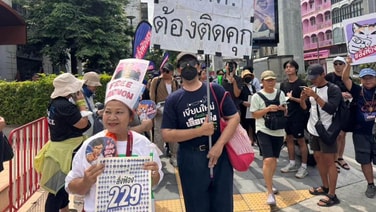 มวลชนสั่งฟ้อง สว.ถึงหอศิลป์ ทำกิจกรรมแสดงออกเชิงสัญลักษณ์ จี้ กกต.สั่งฟ้อง 229 คน ฮั้ว สว. สส.ส้ม แห่ร่วม