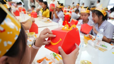 แมคโดนัลด์ สานต่อ ‘McDonald’s Touch of Smile’ เปลี่ยนอักษรเบรลล์บนกล่อง Happy Meal เป็นพลังใจ