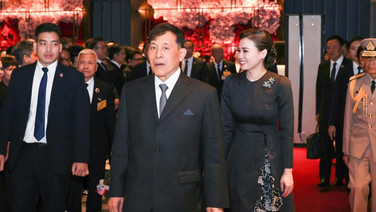ฉลองพระองค์พระราชินี เสด็จฯเยือนเวียดนาม ชุดที่ 1 ทรงฉลองพระองค์ชุดเดรสยาวประยุกต์จากผ้าไหมมัดหมี่