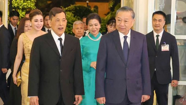 ในหลวง-พระราชินี ทรงร่วมงานเลี้ยงในงานถวายพระกระยาหารค่ำ ณ พระราชวังทงคิน