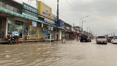 ฝนถล่มโคราชตต่อเนื่อง น้ำ“อ่างลำเชียงไกรตอนบน”ล้นสปิลเวย์ ทะลักท่วมตลาดด่านขุนทด