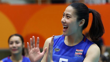 แฟนกีฬาห่วง "ทัดดาว" ร่างช้ำ ถือธงพิธีเปิดเอเชียนเกมส์ค่ำวันเสาร์ รุ่งเช้าต้องนำทีมลูกยางไทยดวลอินโดฯ รอบ 8 ทีม