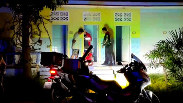 สลด! พบทารกแรกเกิดถูกยัดกระเป๋าทิ้งในห้องน้ำวัดสมุทรสงคราม ยังมีสายรกติด ตำรวจเร่งล่าตัวแม่
