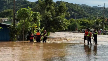 น้ำป่าทะลักท่วม “มวกเหล็ก” จนท.ระดมกำลังเข้าช่วยเหลือชาวบ้าน ล่าสุดระดับน้ำลดลงต่อเนื่อง