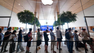 Apple Store ICONSIAM สาขาแรกของประเทศไทย คึกคักรับ iPhone 18 วันแรก ลูกค้าต่อคิวรับเครื่องตั้งแต่ก่อนเปิดร้าน