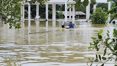 พังงา น้ำยังท่วมหนัก  “โคกเคียน” ชาวบ้านต้องใช้เรือเข้า-ออกหมู่บ้าน