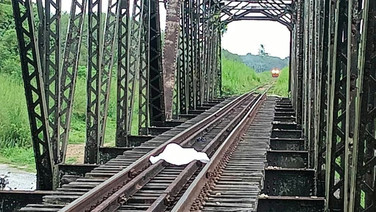 สลด! รถไฟสินค้าชนชายวัย 72 ปีเสียชีวิต บริเวณสะพานรถไฟบ้านบาโด-บ้านทุ่งเหรียง