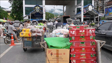 พม่าทะลักแห่เข้าแม่สาย! หลังเมียนมาระงับนำเข้าสินค้าไทย จนข้าวปลาอาหารแพงระยิบ 2 เท่าตัว