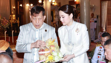 ในหลวง เสด็จฯ พร้อมด้วย ท่านผู้หญิงอรอนงค์ ทรงบำเพ็ญพระราชกุศล ณ วัดบรมนิวาส