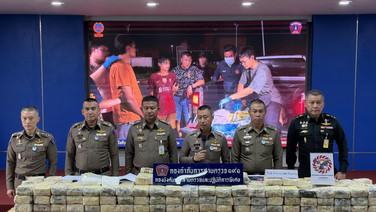สกัดรถบรรทุกหัวลาก ซุกไอซ์ 300 กก.เต็มตู้คอนเทนเนอร์ รวบ 2 ผู้ต้องหาคาปั๊มน้ำมันอัมพวา