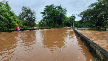 (คลิป) ฝนถล่มโคราช น้ำป่าเขาใหญ่ทะลักลงลำตะคองท่วมสะพานหมูสี อ.ปากช่องเกือบมิด ปิดตายเส้นทางห้ามรถทุกชนิดผ่าน