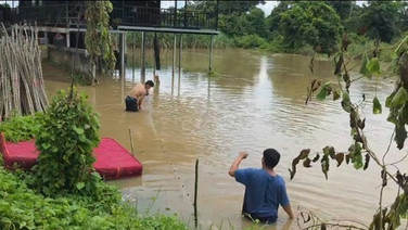 สระแก้วระทึก! น้ำเพิ่ม! ฝนซ้ำ-เปิดระบายน้ำ ชาวบ้านริมคลองเร่งขนของหนีน้ำ บ้านท้ายชุมชนจมแล้ว 6 หลัง