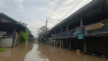 ปราจีนบุรีน้ำทะลักท่วมชุมชนตลาดเก่ากบินทร์บุรี 40–50 ซม. ชาวบ้านผวาเร่งขนของขึ้นที่สูง