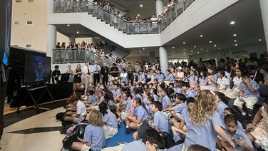 เสียงเชียร์ “พี่เนเน่ รอยัล” ดังกระหึ่มโรงเรียนขจรเกียรติฯ ครู นักเรียน รวมตัวชมและเชียร์รอบไฟนอล เวที AGT