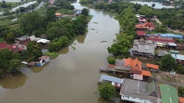 น้ำเจ้าพระยาทะลัก! คืนเดียวแม่น้ำน้อยพรวด ชาวบ้านเสนาเปลี่ยนจากเดินเป็นพายเรือ หวั่นถนนถูกตัดขาด