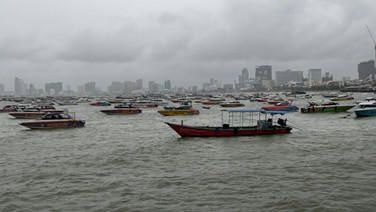 (คลิป) คลื่นลมแรงถล่มพัทยา! ชักธงแดงห้ามเรือออกฝั่ง พบอับปางแล้ว 6 ลำ