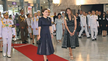 “พระราชินี” ทอดพระเนตรการแสดงรอบเยาวชนเฉลิมพระเกียรติ เรื่อง Alice in Wonderland  พระราชทานเลี้ยงผู้มาร่วมงาน