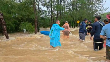 (คลิป) ระทึก! น้ำป่าทะลักบ้านไทรทอง ชาวบ้านไต่เชือกหนีตาย-รถถูกซัดตกข้างทาง