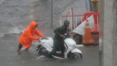 ประมวลภาพ: กรุงเทพฯ อ่วม! ฝนถล่มกรุงจมบาดาลหลายจุด น้ำท่วมสูง จราจรเป็นอัมพาต