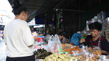 ชาวยะลาทยอยจับจ่ายซื้อ “ขนมเดือนสิบ” เตรียมทำบุญรับตายายพรุ่งนี้