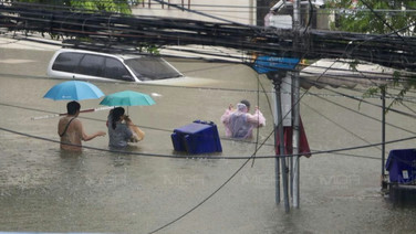 แฟลตคลองจั่นวิกฤติ! น้ำท่วมสูง 1.3 เมตร รถจมนับร้อยคัน