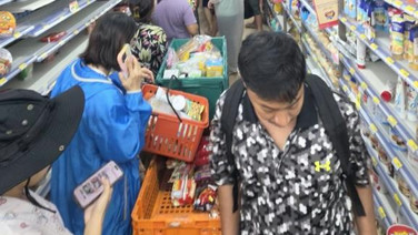 คนกรุงแห่กักตุนสินค้า รับมือสถานการณ์น้ำท่วม ซูเปอร์มาร์เก็ต-ร้านสะดวกซื้อหลายแห่งสินค้าเริ่มขาด