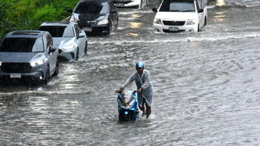 น้ำท่วมขัง 5 แยกลาดพร้าว หลังฝนตกต่อเนื่อง การจราจรชะลอตัว