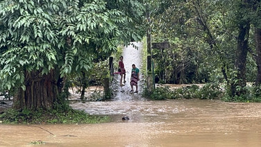 ด่วน! น้ำล้นห้วยโรคี่ท่วมหลังวัดสะเนพ่อง ชาวบ้าน 8 ครอบครัวย้ายของหนีน้ำ นายอำเภอสั่งเฝ้าระวัง 24 ชม.