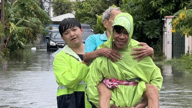 น้ำท่วมซอยประชานิเวศน์ 3  หลังฝนตกหนัก เจ้าหน้าที่นำเรือเข้าช่วยผู้ป่วยติดเตียง-ผู้สูงอายุส่งที่พักปลอดภัย
